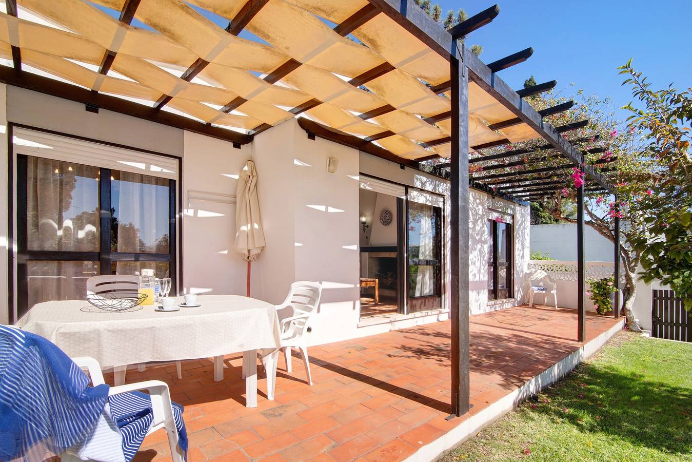 Casa de férias 'Casa Mila' com piscina partilhada, Wi-Fi e ar condicionado in Albufeira, Distrito de Faro