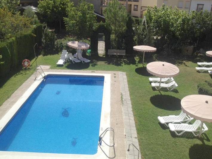 Apartamento para 4 personas, con jardín además de vistas y piscina en Arroyo Frío