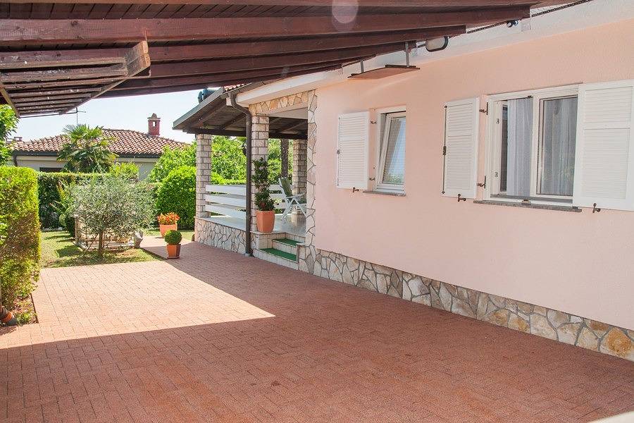 Schönes Ferienhaus mit Terrasse und Gartenblick in Karigador, Umag und Umgebung