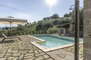Villa für 10 Personen, mit Garten und Pool in Marche