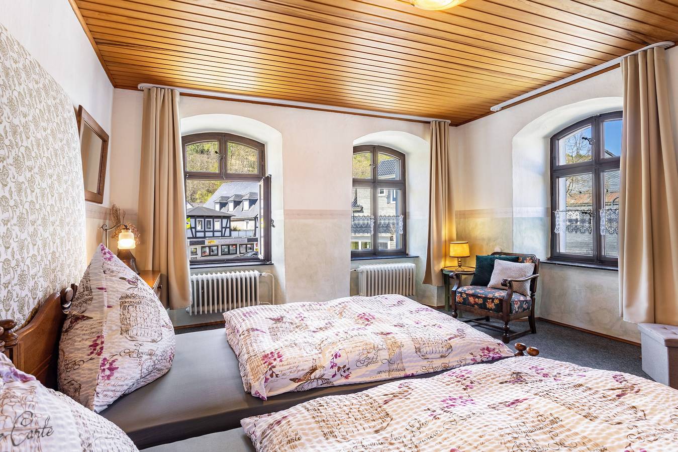 Ganze Wohnung, Ferienwohnung 'Sauerland Burgfenster' mit Bergblick, gemeinsamer Terrasse und Wlan in Lennestadt, Sauerland