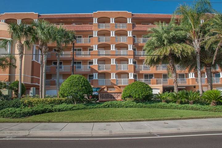 Vacation rental for 8 people, with yard and hot tub in Redington Beach