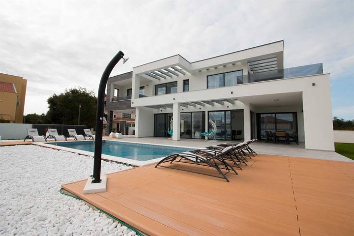 Villa pour 8 personnes, avec balcon à Nin - 2