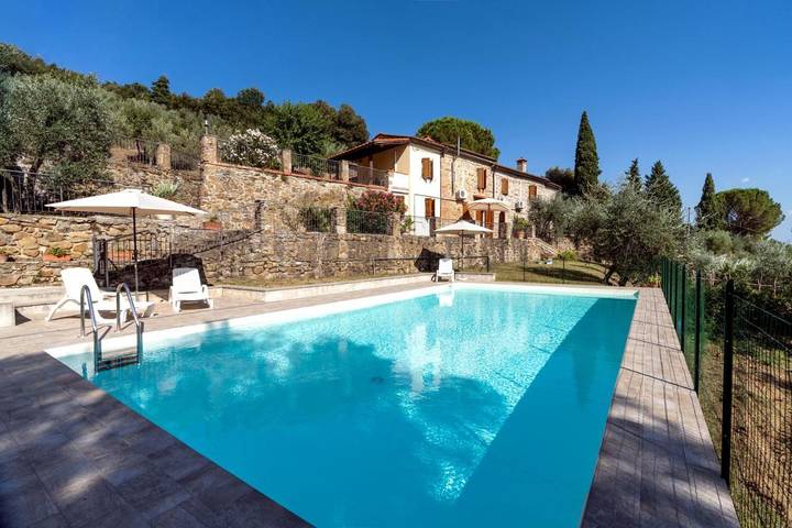 Location de vacances pour 10 personnes, avec jardin ainsi que vue et piscine, animaux acceptés à Loro Ciuffenna