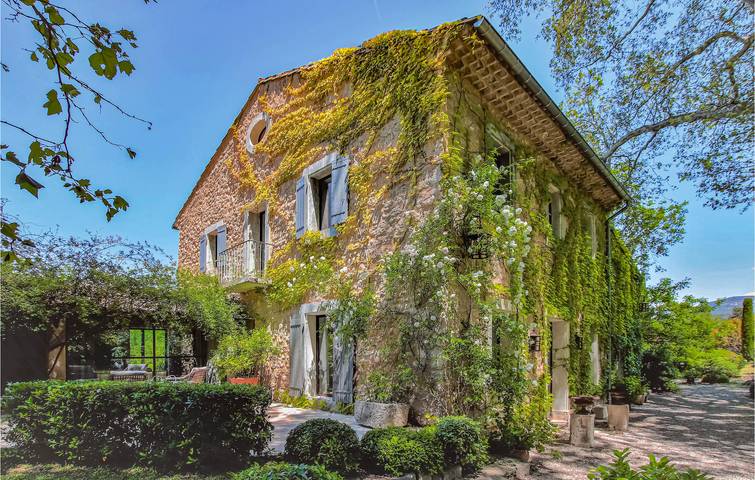 Location de vacances pour 10 personnes, avec jardin et piscine ainsi que sauna et terrasse, animaux acceptés à Lagnes - 3