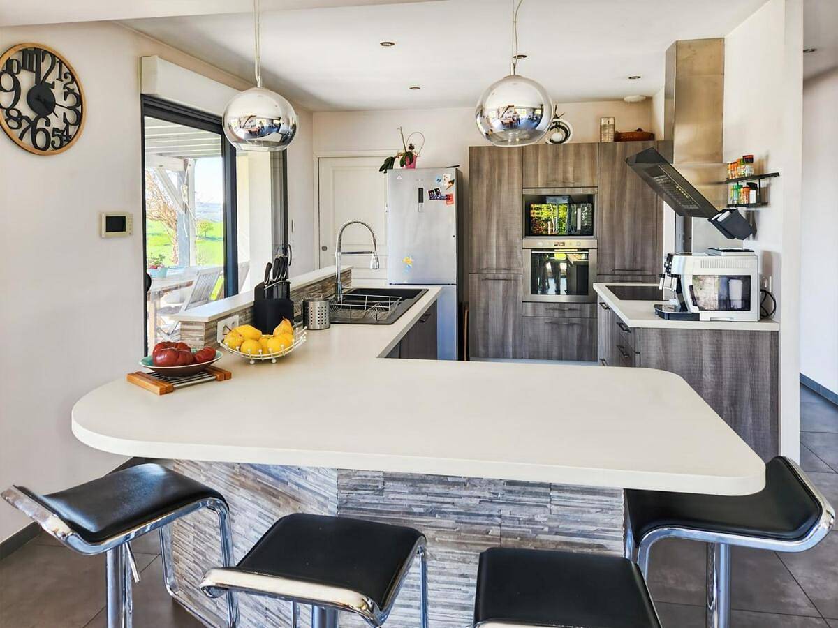Five-Bedroom House in Omps, Région d'Aurillac
