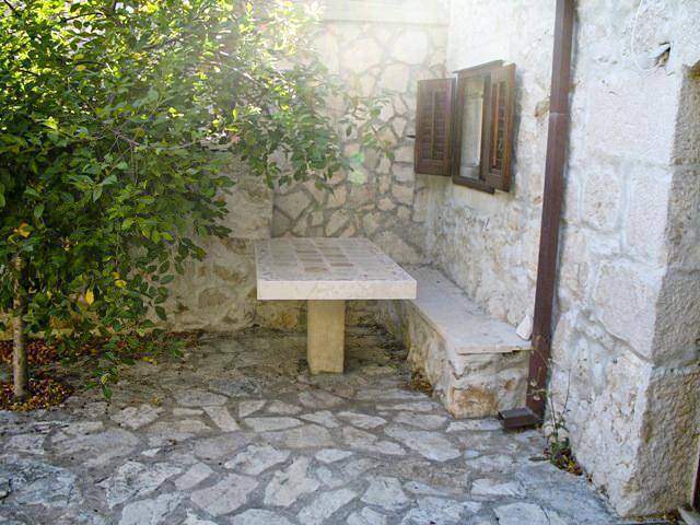 Ganze Ferienwohnung, Wohnung in Zavala mit schönem Garten in Zavala, Hvar