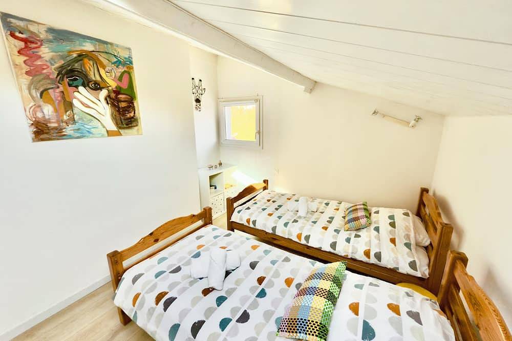 Spacious 6-bedroom villa in Boucau with heated pool, private spa & outside bar. in Boucau, Region de Bayona