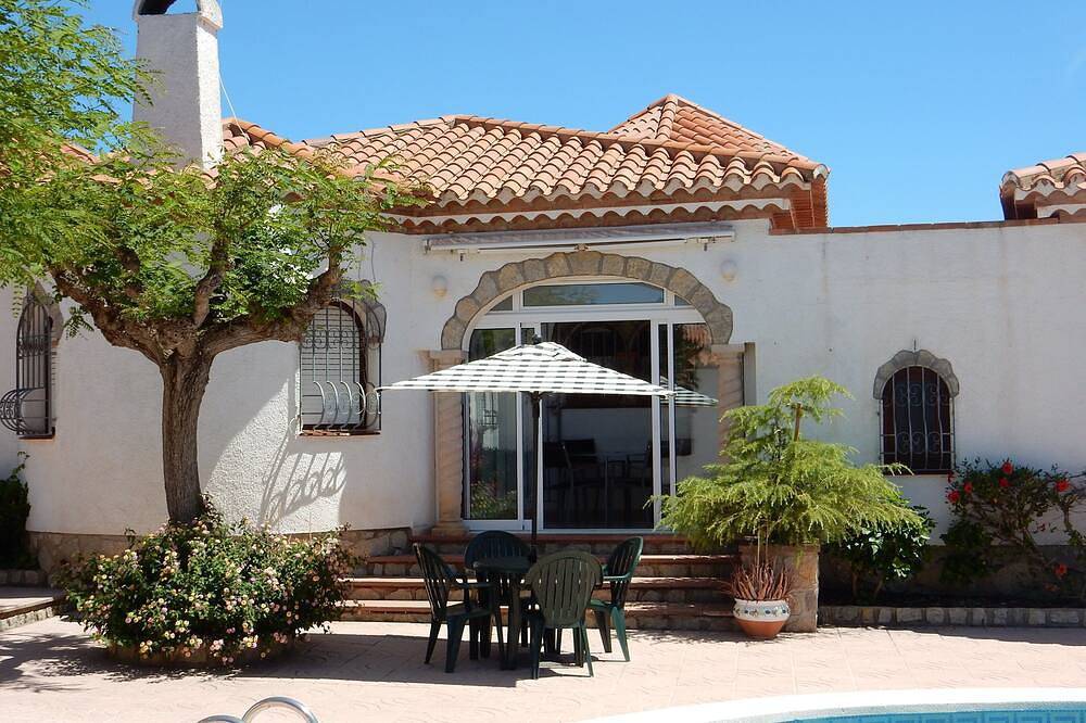 Air Con Villa, piscina, barbacoa, Wifi gratuito, Bonmont Golf 4 millas, playa 1 milla in Montroig, Costa Dorada