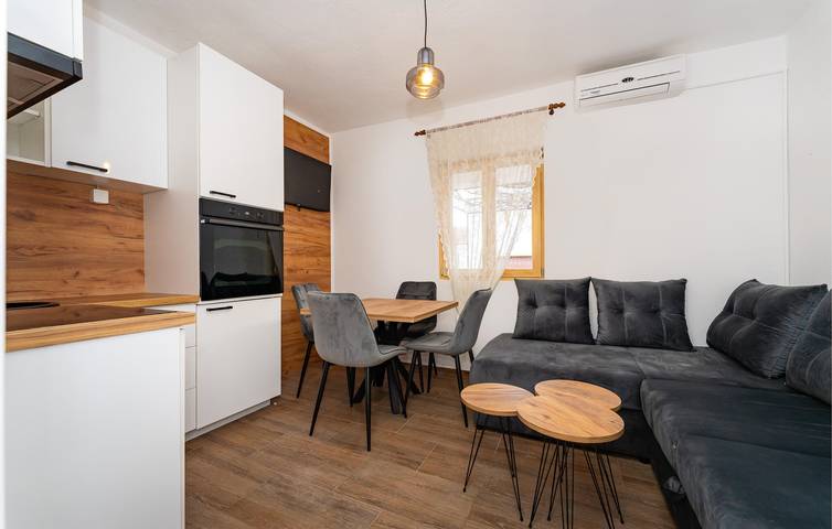 Ganze Ferienwohnung, Gemütliche Ferienwohnung mit Terrasse in der Nähe der Küste und des Stadtzentrums in Donji Karin in Donji Karin, Zadar