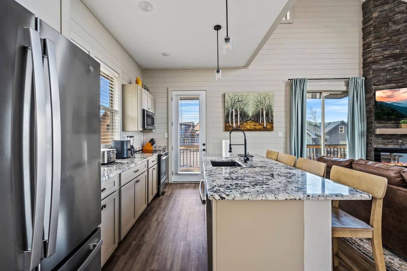Entire apartment, New Lake Cabin Sleeps 14 Indoor Pool Hot Tub in Douglas Lake