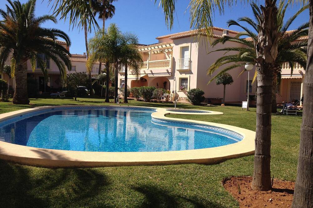 Una casa adosada en un pequeño desarrollo privado con piscina y jardines compartidos. in Las Marinas, Dénia