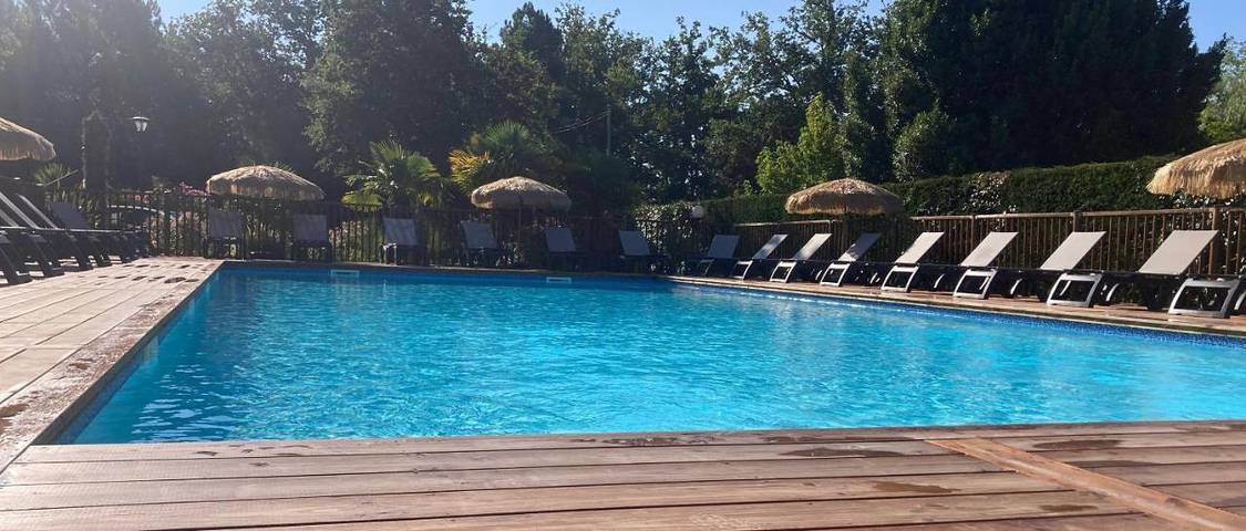 Camping pour 2 personnes, avec piscine ainsi que vue et jardin