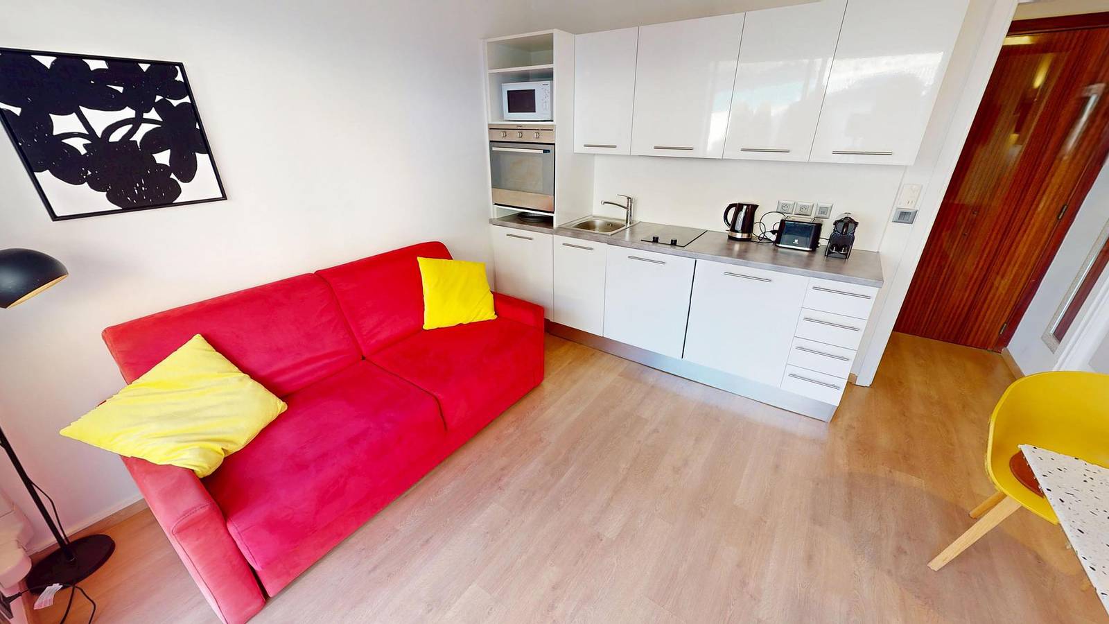 Entire studio, Lovely, quiet, air-conditioned studio with terrace close to the beaches and the center (1Rp) in Menton, Nice region