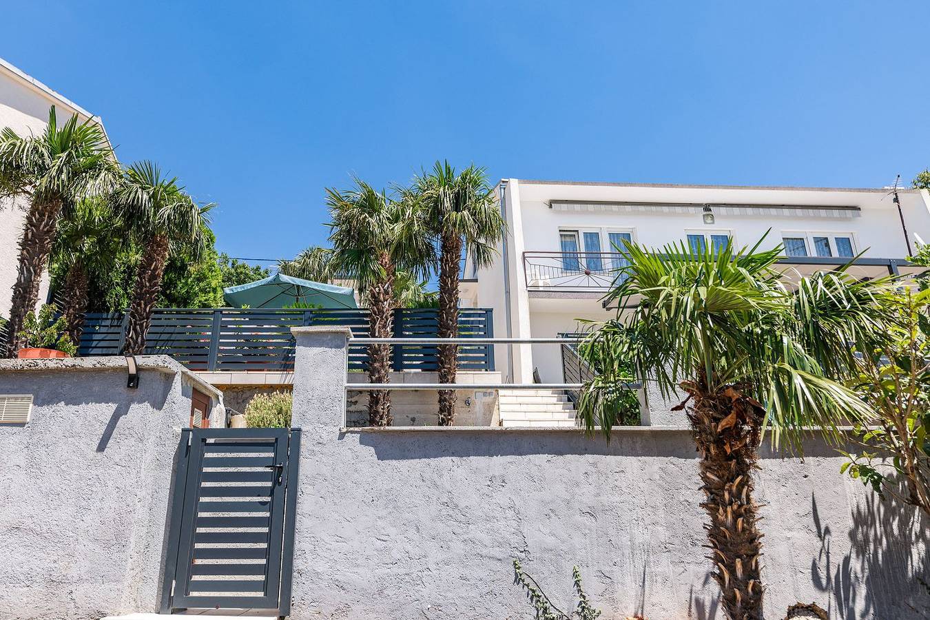 Ganze Wohnung, Hundefreundliches Apartment nur 500 Meter zum Strand mit Meerblick, Garten, Grill in Povile, Primorje-Gorski Kotar