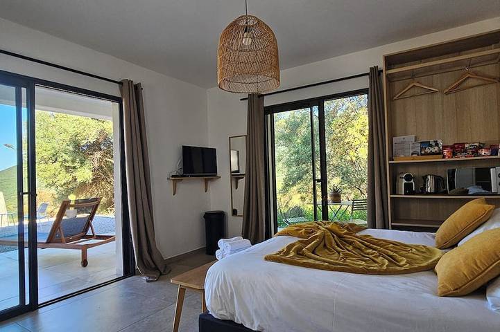 Gîte pour 2 personnes, avec piscine et terrasse à Olmiccia