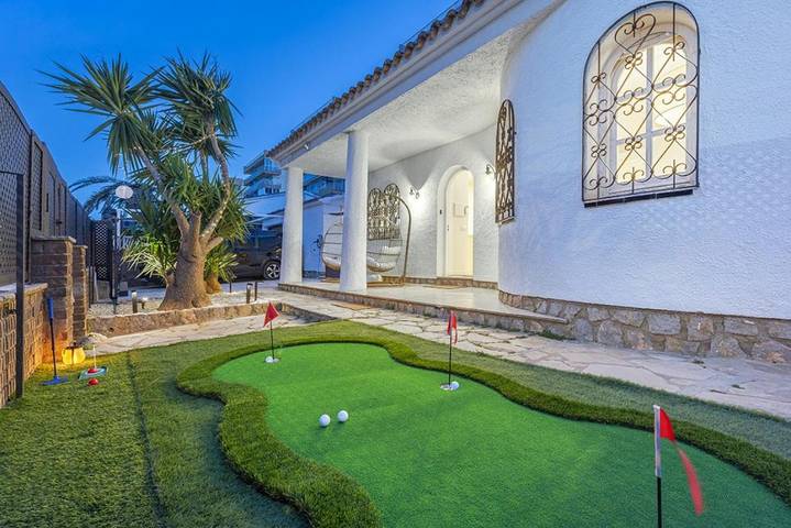 Villa für 12 Personen, mit Balkon und Whirlpool sowie Terrasse und Garten in Miami Playa - 4