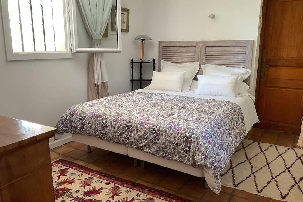 In the heart of the vineyards, 7 minutes from the center of Aix-en-Provence Bastide with swimming pool in Éguilles, Aix-en-Provence region