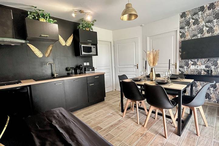 Gîte pour 6 personnes, avec piscine à Chaveignes