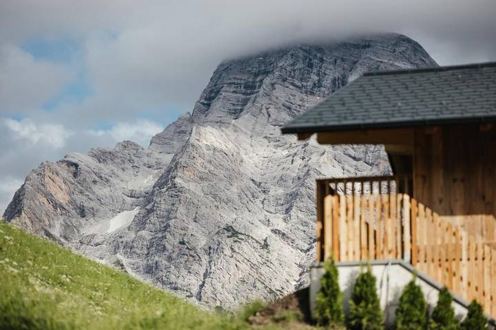 Hütte für 13 Personen, mit Balkon und Whirlpool sowie Terrasse und Ausblick in Wengen (Italien)