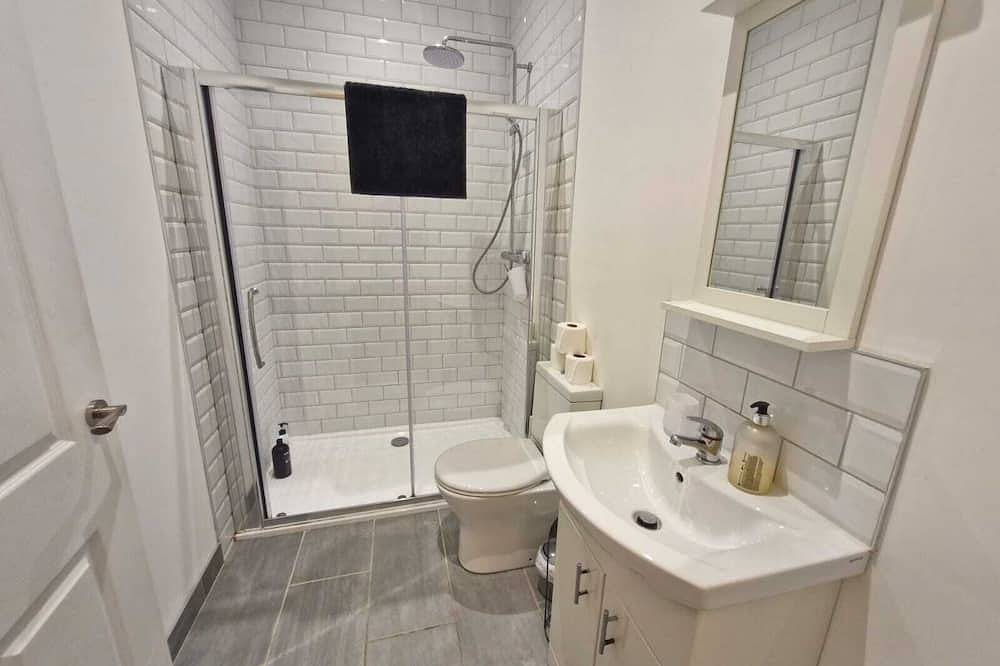 Entire apartment, By The Bay Apartment - Mins to Beaches , Margate Old Town & Private Parking in Botany Bay, Kent