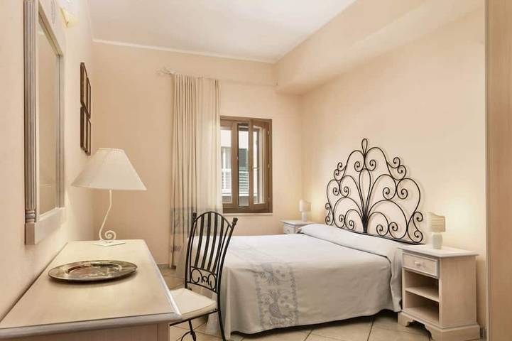 Entire apartment, Nice apartment on the first floor with sea view of about 45 m2 equipped with air conditioning and wi fi connection, composed of a living room with equipped kitchenette, fridge and flat screen television.A double or twin bedroom and a single bedroom, bath in Bosa Marina, Bosa