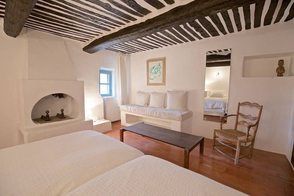 Beautifully renovated Artist’s farmhouse in Provence, large heated pool & sauna in Roussillon, Parc naturel régional du Luberon