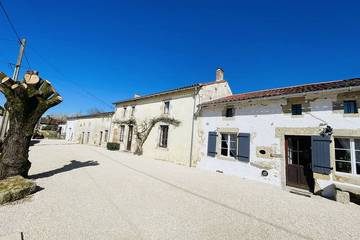 Gîte pour 6 personnes, avec jardin ainsi que piscine et terrasse, animaux acceptés à La Chapelle-Pouilloux
