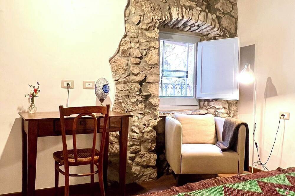 Spacious 6-bedroom house in enchanting Bosa with professional kitchen, A/C in Bosa, Planargia