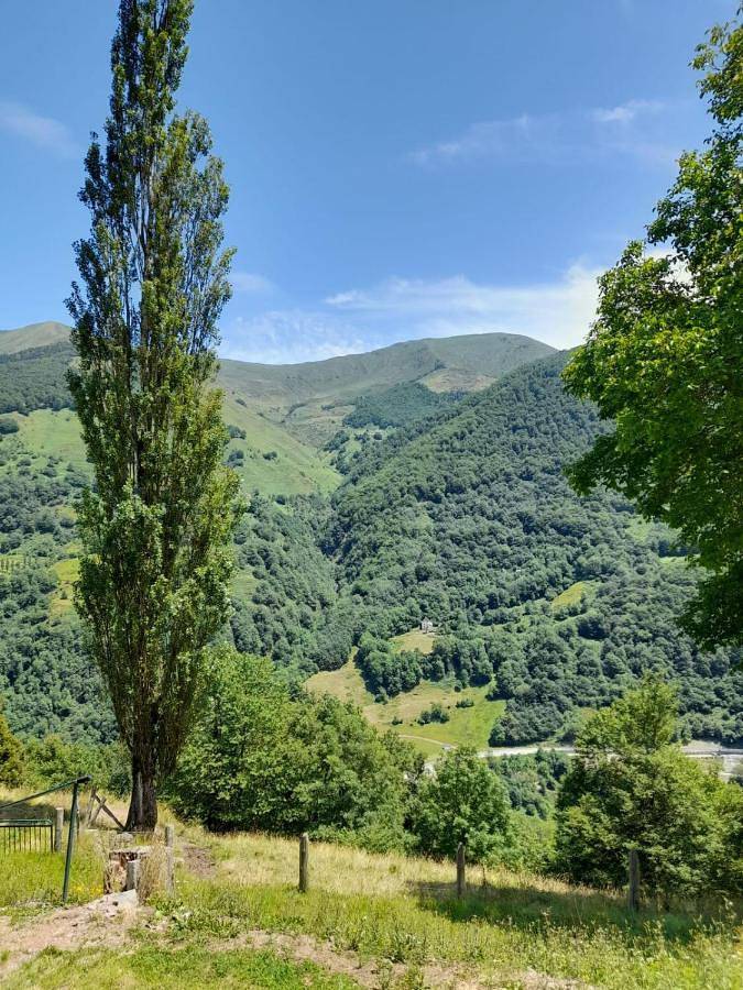Location de vacances pour 6 personnes, avec vue ainsi que jardin et terrasse à Borce - 3