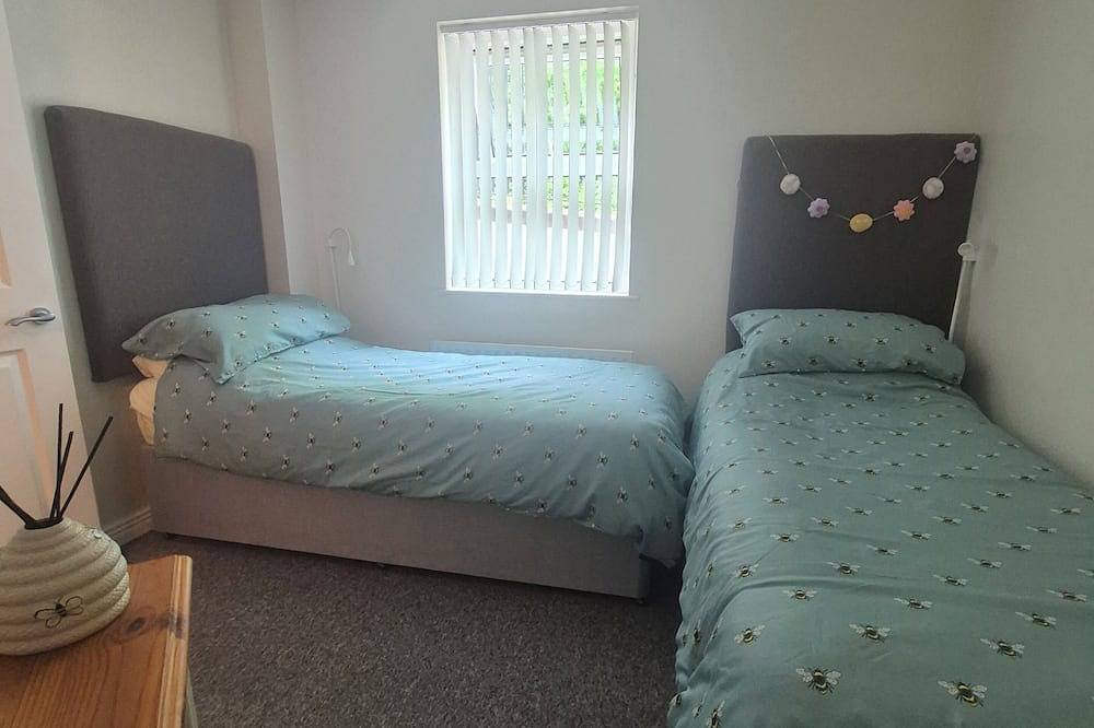 Entire apartment, Pet & Family Friendly Apartment, 2 min walk to the Sea & foot of the mountains. in Newcastle (County Down), County Down