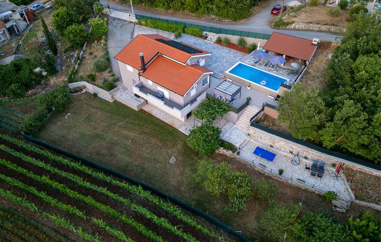 Dom dla 7 osób, z basen i taras oraz jacuzzi w Dalmacja