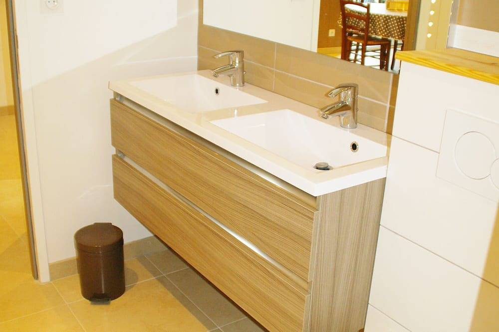 Appartement entier, Appartement neuf de 70m² exposé Sud de confort & standing in Le Bois-Plage-en-Ré, Île de Ré