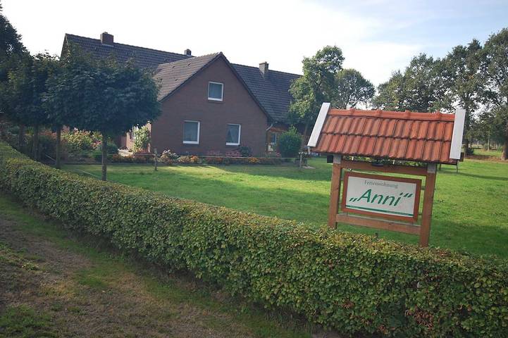 Ferienwohnung für 3 Personen, mit Terrasse und Garten in Uplengen