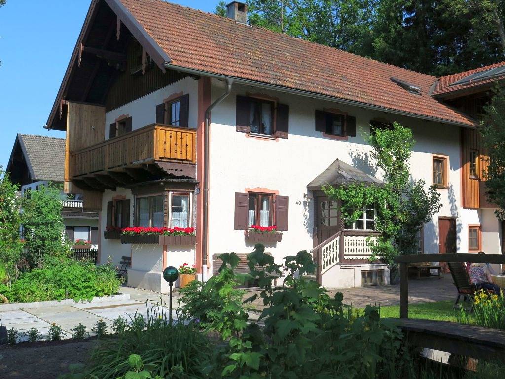 Ganze Ferienwohnung, Ferienwohnung Aiblinger - Fewo 90 m², 3 Sz, Liegewiese, seperates Wc, Bergblick, W-Lan(Gastzugang) in Frasdorf, Chiemsee