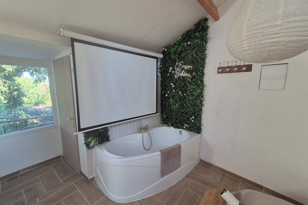 Appartement entier, Studiodans la nature piscine jacuzzi soirée cinéma Netflix in Saint-Chamas, Côte méditerranéenne (France)