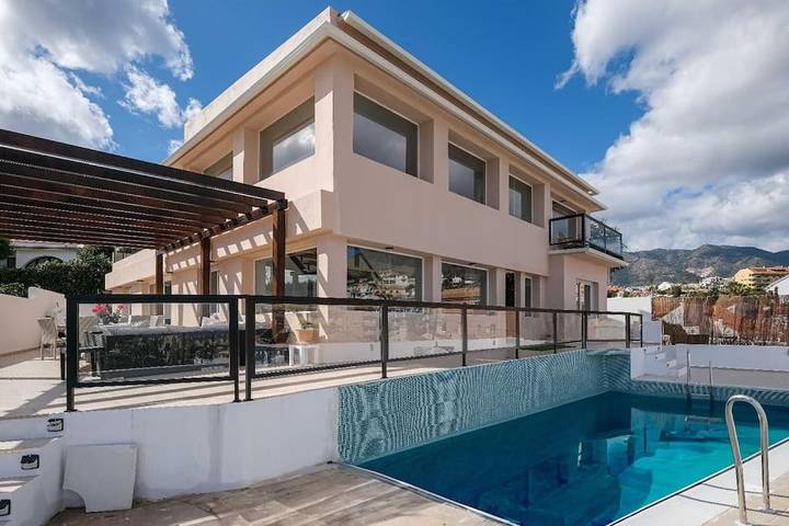 Villa pour 12 personnes, avec piscine et terrasse ainsi que vue et jardin à Fuengirola