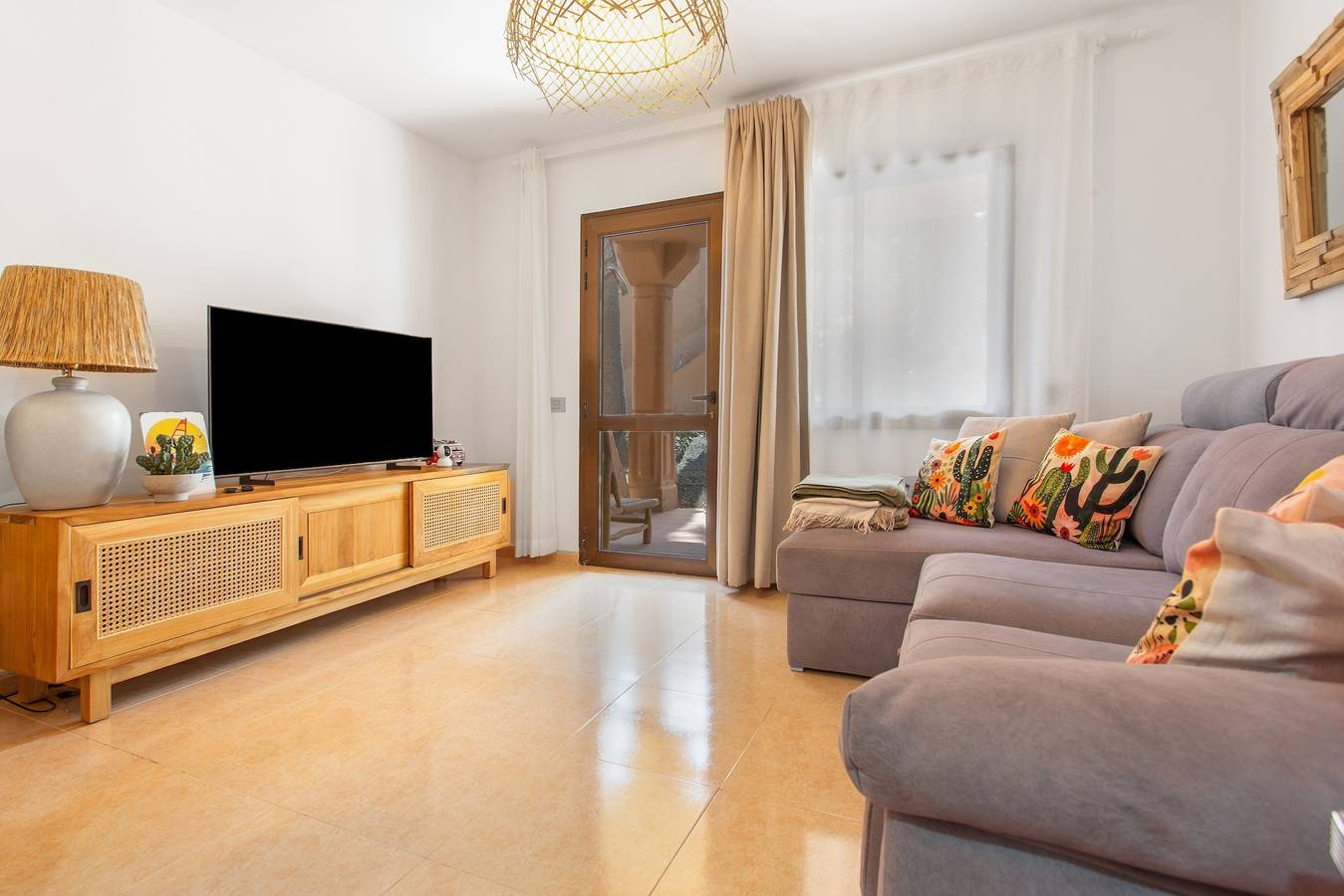 Apartamento entero, Vacaciones 'Blanca del Sol Oasis Duna' con piscina compartida, terraza privada y Wi-Fi in Corralejo, La Oliva