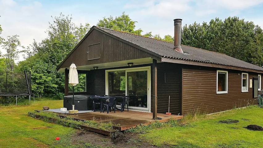 Ferieudlejning for 5 personer, med Jacuzzi og Terrasse i Hou