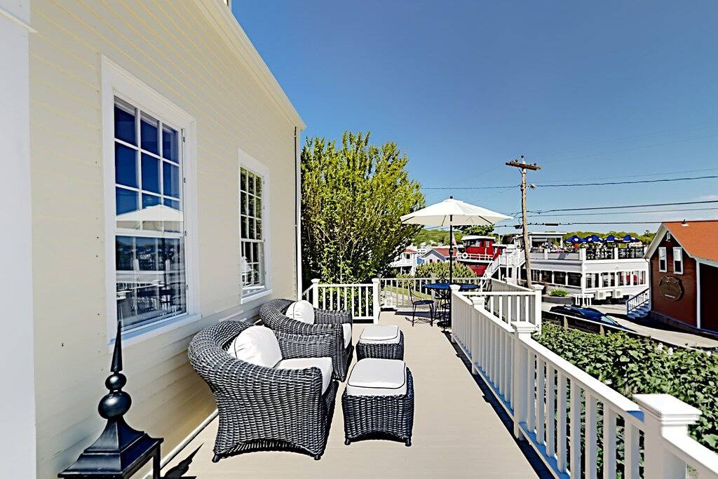 All-suite Boothbay Harbor home with deck, ocean views, and fireplaces in Boothbay Harbor, Lincoln County (Maine)