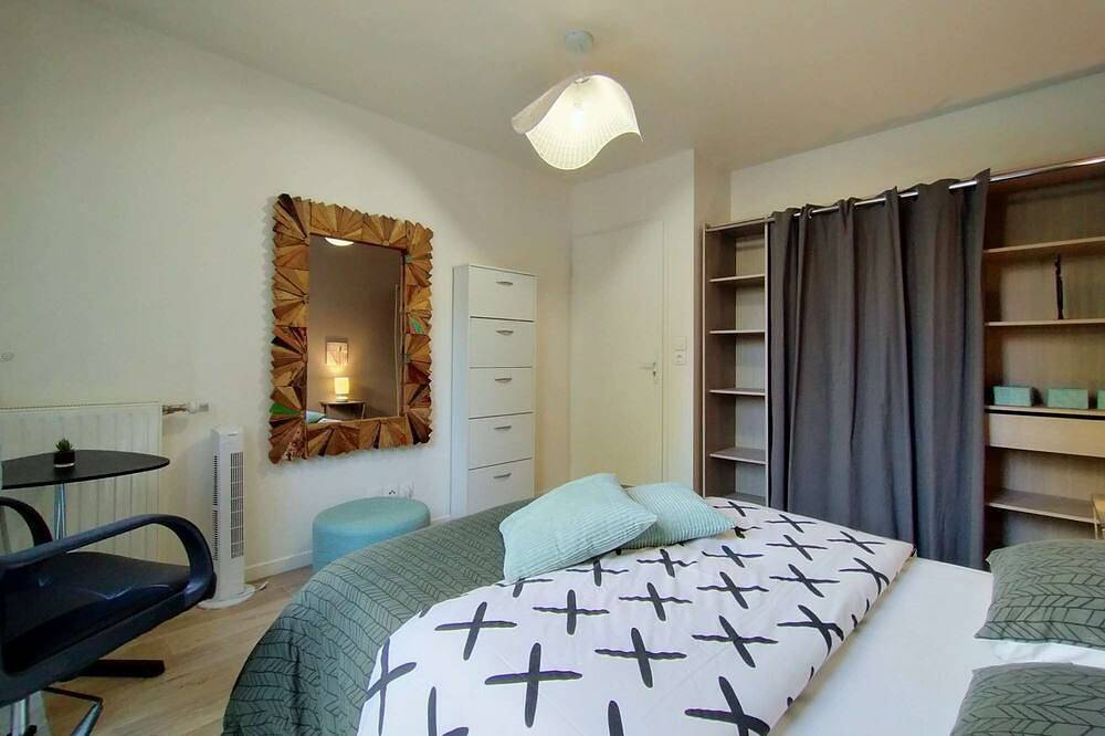 Apartamento entero, Chic and spacious apart with terrace and parking in Saint-Denis, Sena-Saint Denis