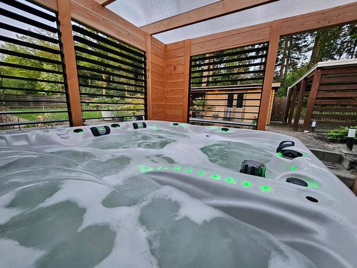 Vakantiewoning voor 3 personen, with Whirlpool and Terras as well as Tuin and Zwembad in Emmen