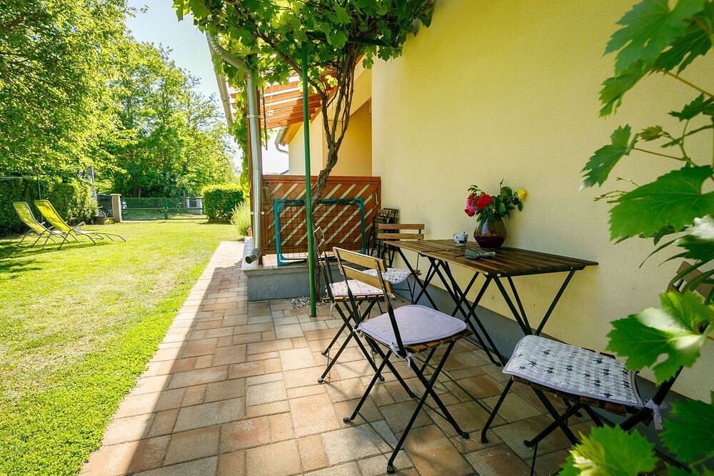 Ganze Wohnung, Angenehme Wohnung für 6 Personen mit  W-Lan, Tv, Innenhof und Parkplatz in Balatonszemes, Plattensee Südufer