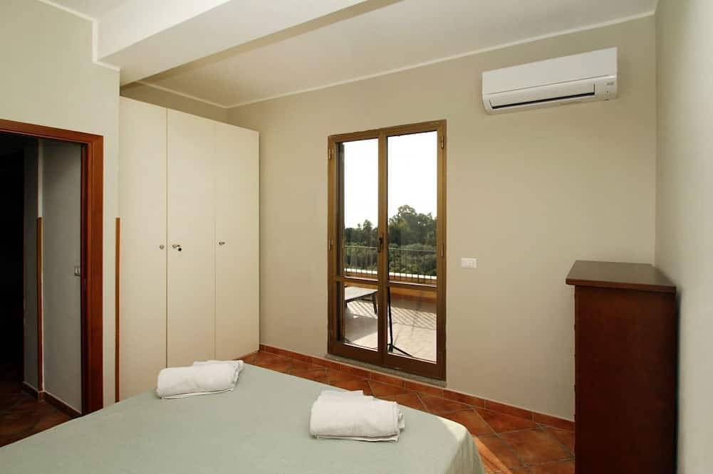 Apartamento inteiro, Il Giardino al Mare di Anna is an apartment located on the third and top floor of an old manor house, surrounded by the countryside of the Piana di Caronia and just a few steps from the sea.The apartment features a spacious kitchen-living area with a sof in Caronia, Messina (província)