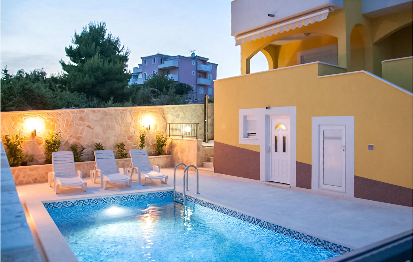 Apartamento vacacional entero, Alquiler vacacional con vistas al mar, piscina y terraza, a 1,5 km de la playa in Rogoznica, Condado de Šibenik-Knin