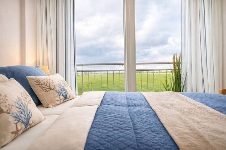 Ferienwohnung für 4 Personen, mit Balkon und Terrasse sowie Garten und Ausblick in Schillig