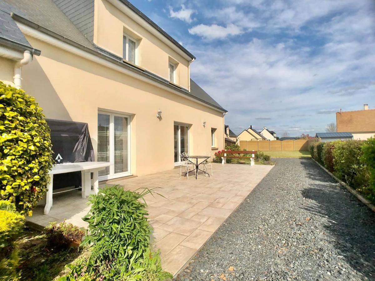 Five-Bedroom House in Tour-en-Bessin, Région de Bayeux
