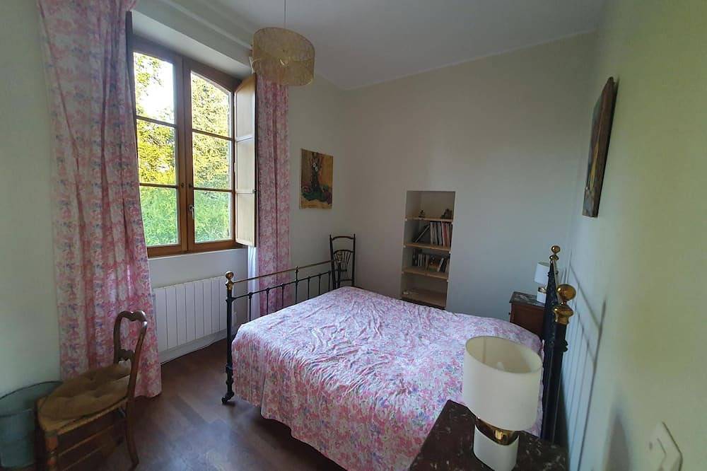 Large, comfortable house in a green setting (sleeps 12) in Bétête, Guéret region