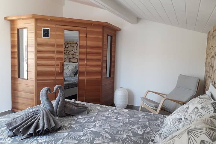 Location de vacances pour 4 personnes, avec jacuzzi et piscine ainsi que terrasse et sauna à Vic-la-Gardiole - 2