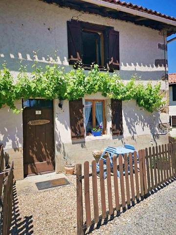 Gîte pour 5 personnes, avec jardin et piscine, animaux acceptés à Exideuil